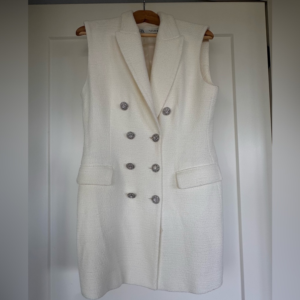 Never Worn Elegant White Sleeveless Blazer